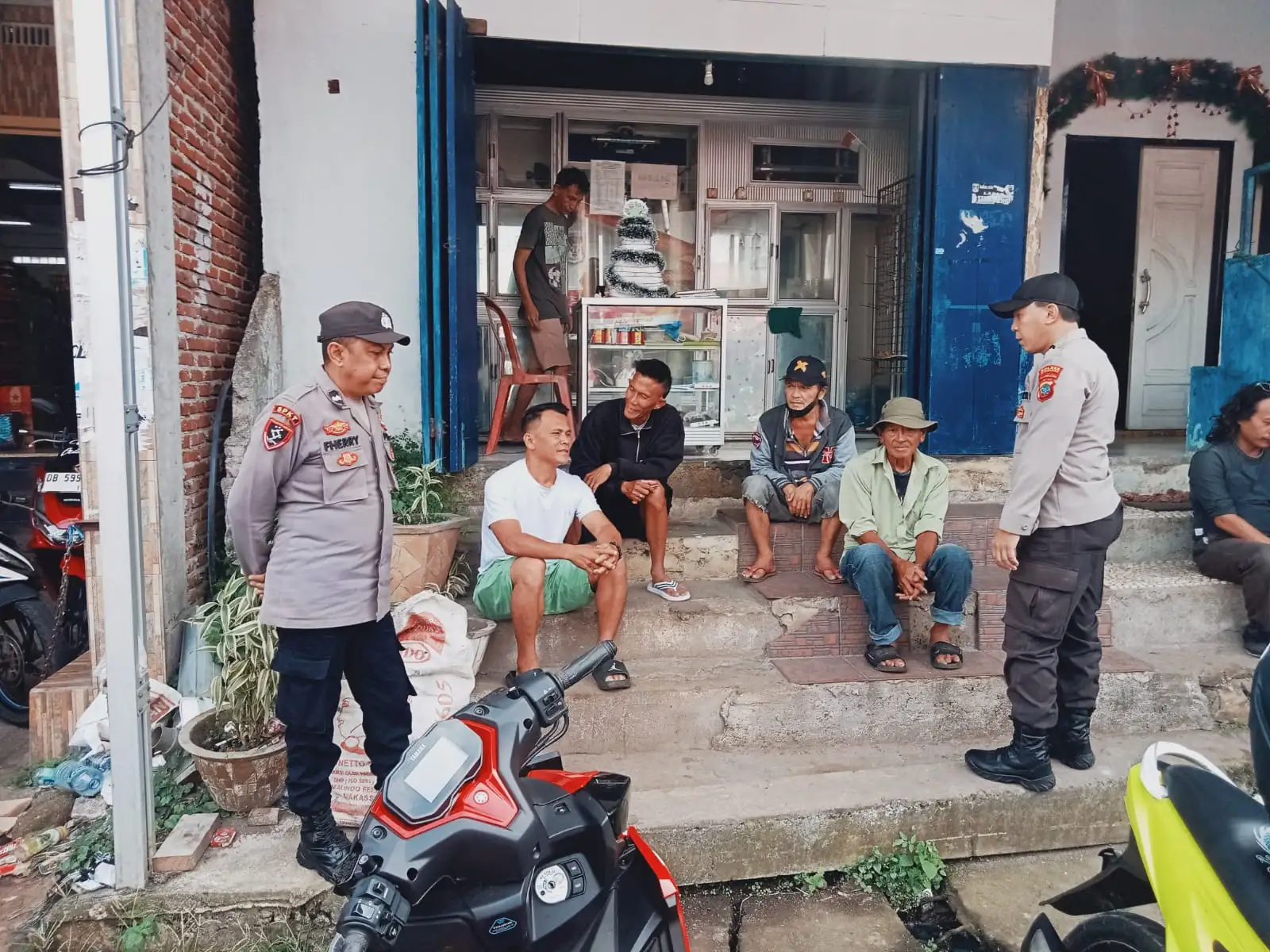 Patroli Humanis Polsek Remboken: Menyapa, Mendengar, dan Menjaga Rasa Aman di Tengah Aktivitas Warga